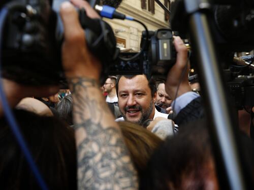 Lega e M5S siedono al tavolo: ore decisive per il governo