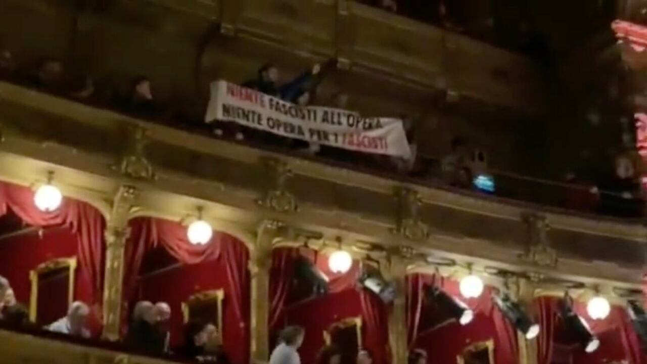"Niente fascisti all'opera". Insulti alla Venezi al concerto. E lei reagisce così