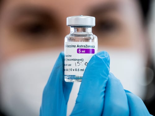 I vaccini non ci fanno paura. I medici indagati invece sì