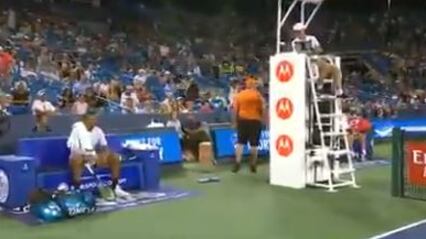 Tennis, Kyrgios perde la testa e insulta l'arbitro: "Sei un'idiota"