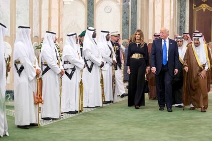 Malania Trump in Arabia Saudita senza velo: tutti i look della First Lady 5