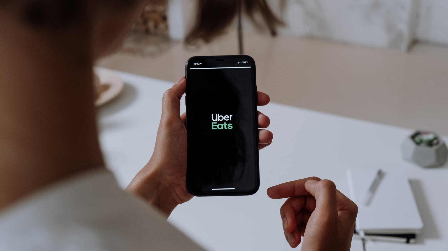 "Aspettative non raggiunte", chiude il servizio di Uber Eats in Italia
