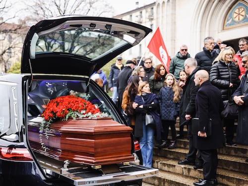 Garofani e nostalgia per l'addio a Pillitteri. La figlia: "Ora riconosciuta la sua statura"