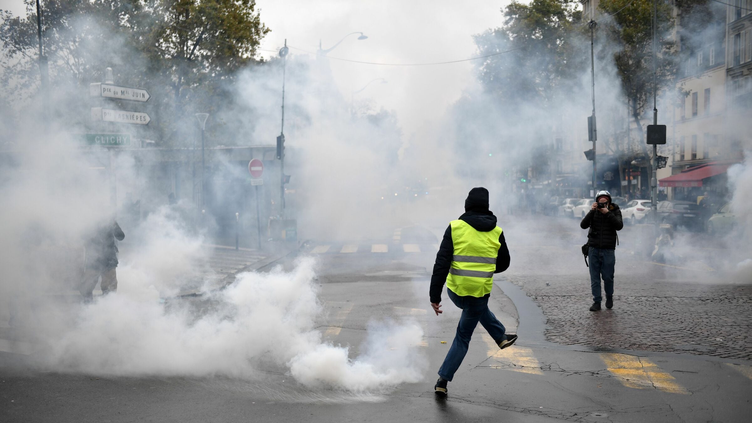Il movimento “Bloquons tout” sfida Macron: chi sono i nuovi gilet gialli