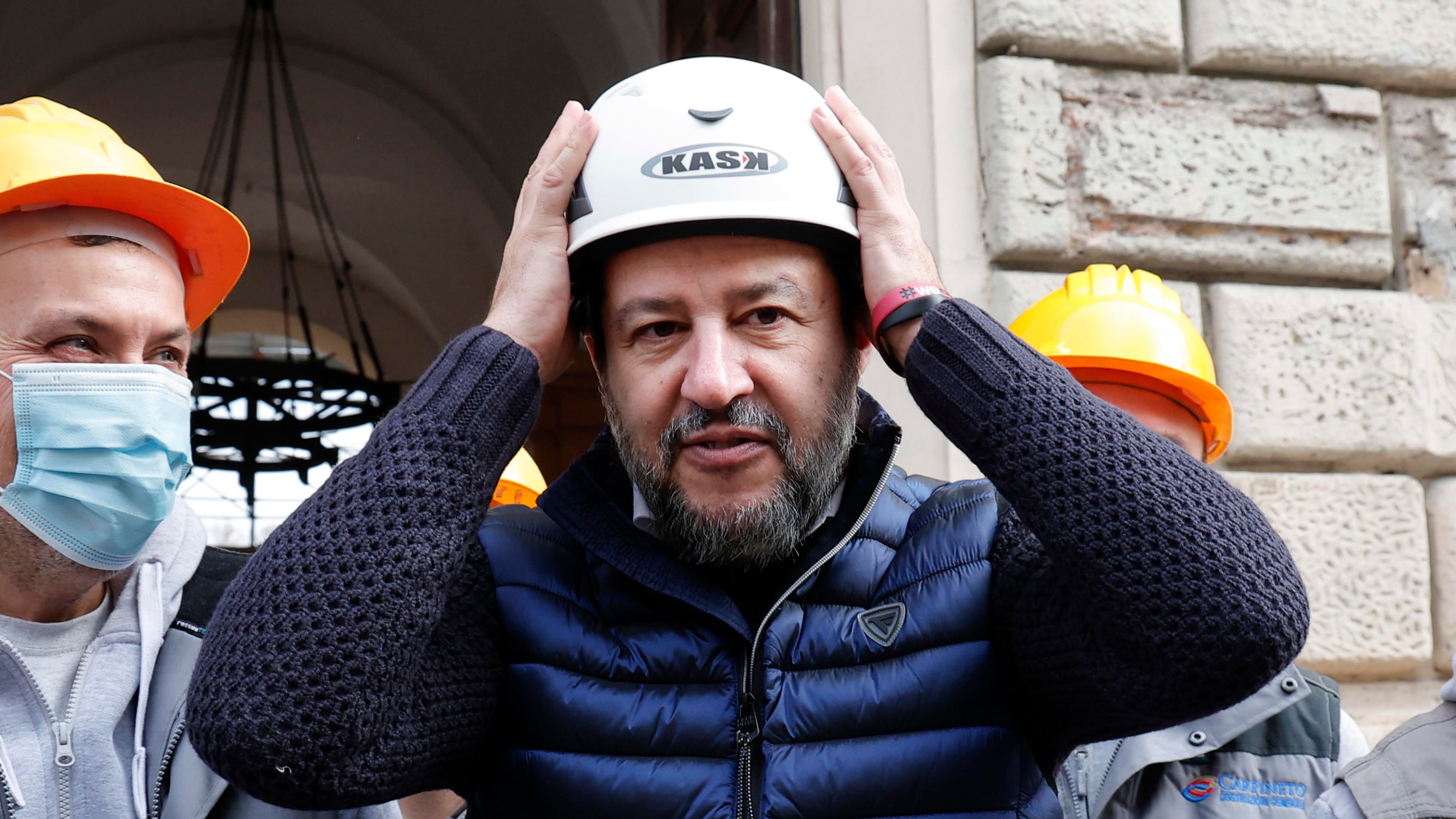 Dalle "ruspe" alle "gru": Salvini cambia passo