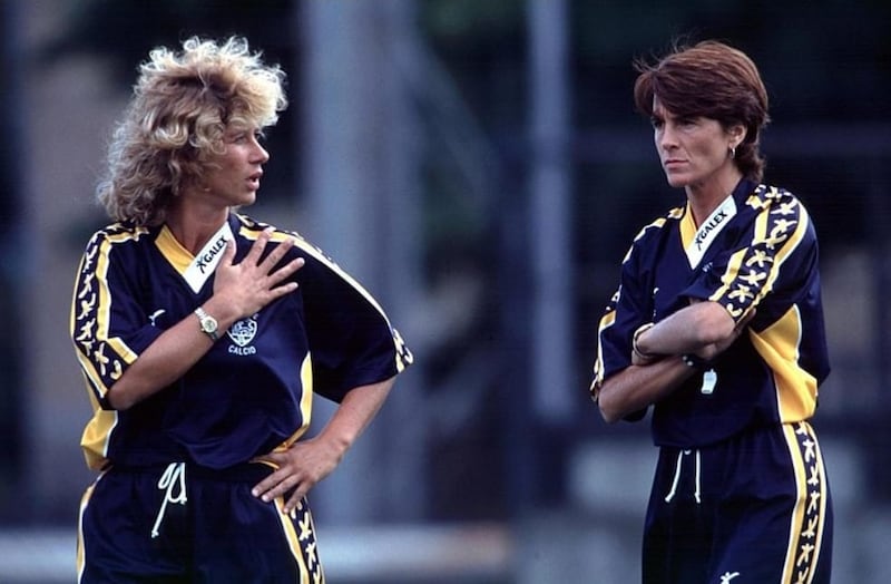 Carolina Morace e Elisabetta "Betty" Bavagnoli sulla panchina della Viterbese (Wikipedia)