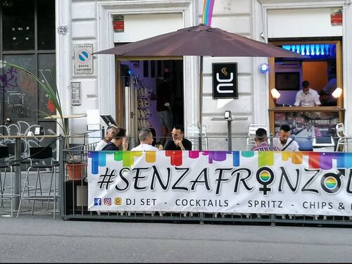 "Ti do una banana...". Accuse di razzismo al locale gay