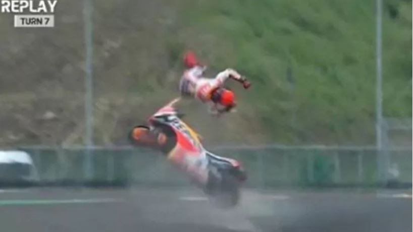 MotoGp, brutto volo per Marquez. Sotto il diluvio vince Oliveira