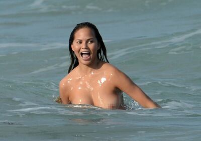 La modella Chrissy Teigen completamente nuda 13