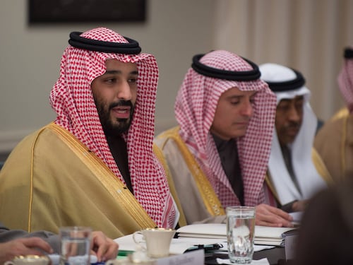 Arabia Saudita, slitta vendita di Aramco. Riyad: "Lo stop sarà breve"