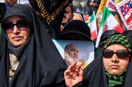 Teheran scende in piazza per i funerali dei "martiri" della guerra dei 12 giorni 14