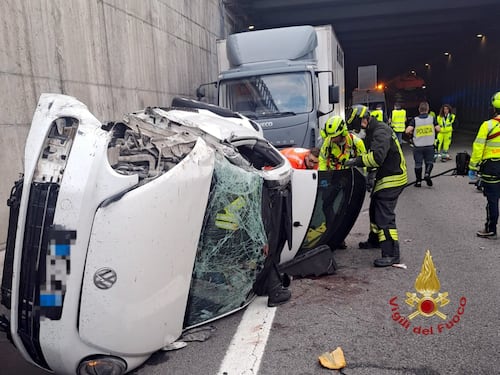 Milano, scontro tra camion e auto: due morti e due feriti gravi