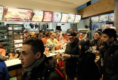 Coda a Milano davanti al nuovo McDonald's 8