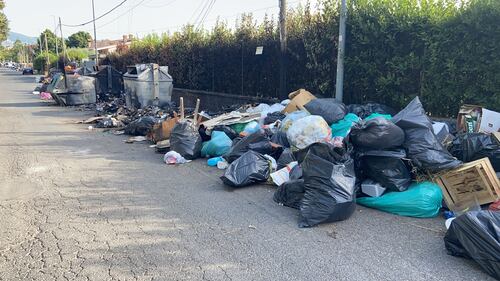 Roma, rifiuti inondano la strada a Tor Bella Monaca 5
