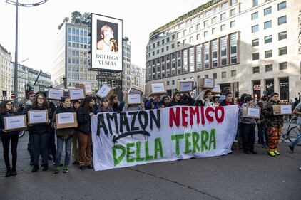 Manifestazione del Block Friday prende come bersaglio Amazon 4
