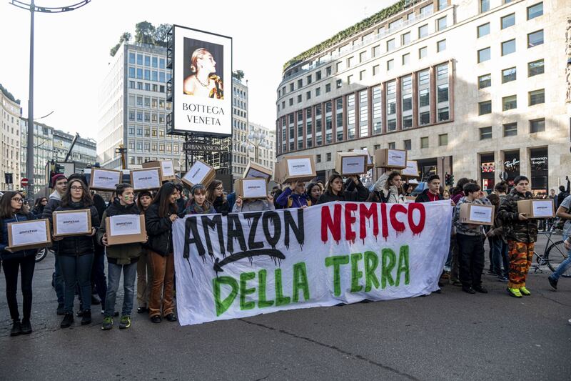Manifestazione del Block Friday prende come bersaglio Amazon 4