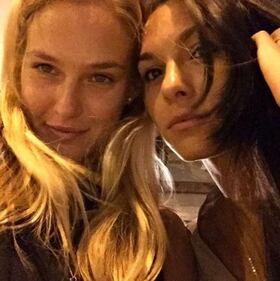 Bar Refaeli, addio al nubilato in piscina 23