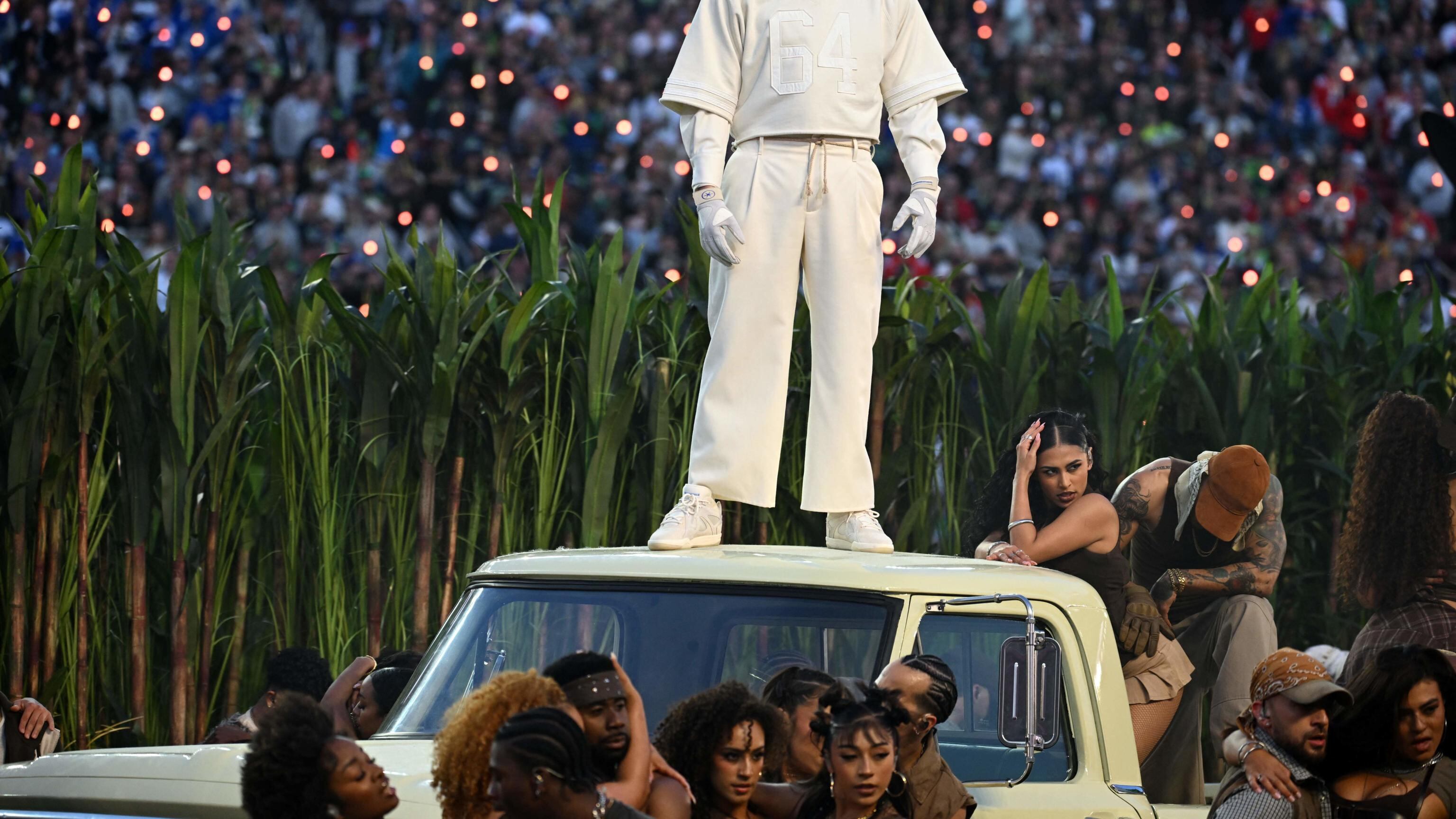 Super Bowl, la sfida vera è sui social: Bad Bunny contro Trump