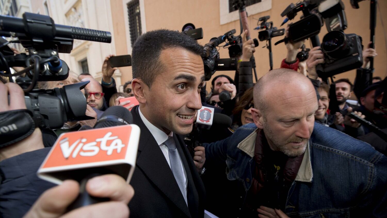 Di Maio, veto su Berlusconi. Il Cav: chi si crede di essere?