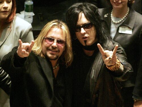 Mötley Crüe, lite infinita dopo 40 anni di eccessi. Il chitarrista denuncia tutti: "Non vi lascio, vi ho creato io"