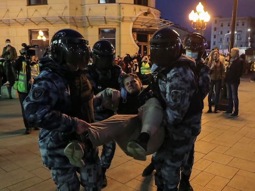 "Quasi mille arresti": in Russia scoppiano le proteste anti mobilitazione