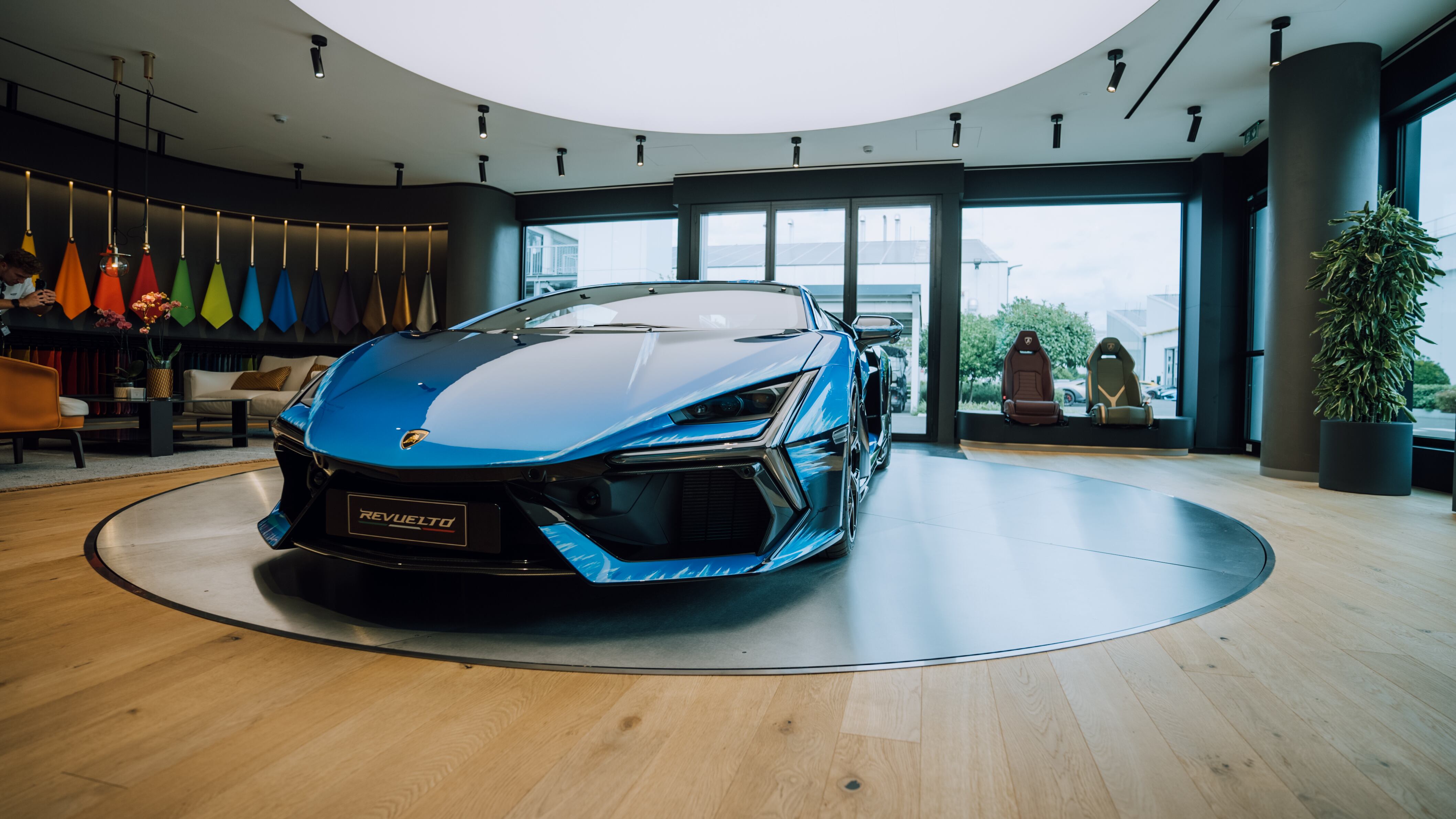 Nell'atelier dell'impossibile di Lamborghini dove ogni cliente dipinge il suo capolavoro