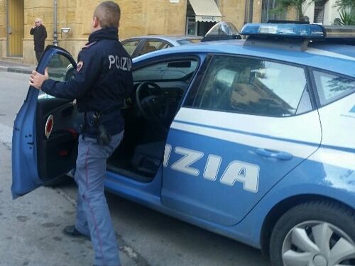 Reggio Emilia, nigeriana morde e strappa lembi di pelle a un agente