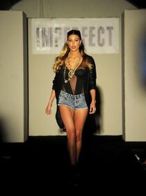 Belen Rodriguez: vacanza da single e il costume è hot 19