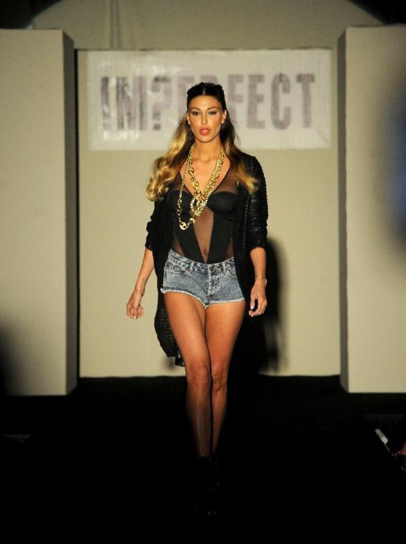Belen Rodriguez: vacanza da single e il costume è hot 19