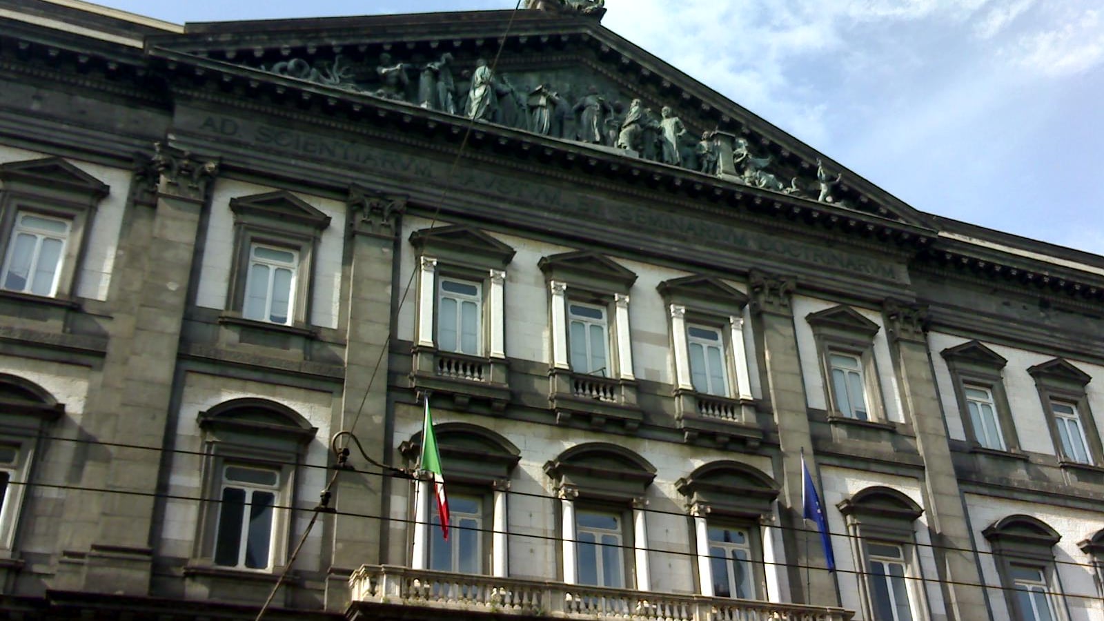 Sesso in cambio di esami all’Università Federico II: docente sospeso
