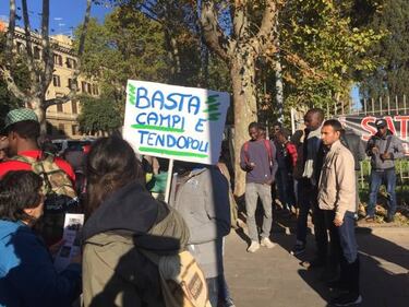I migranti in corteo per chiedere più diritti 16