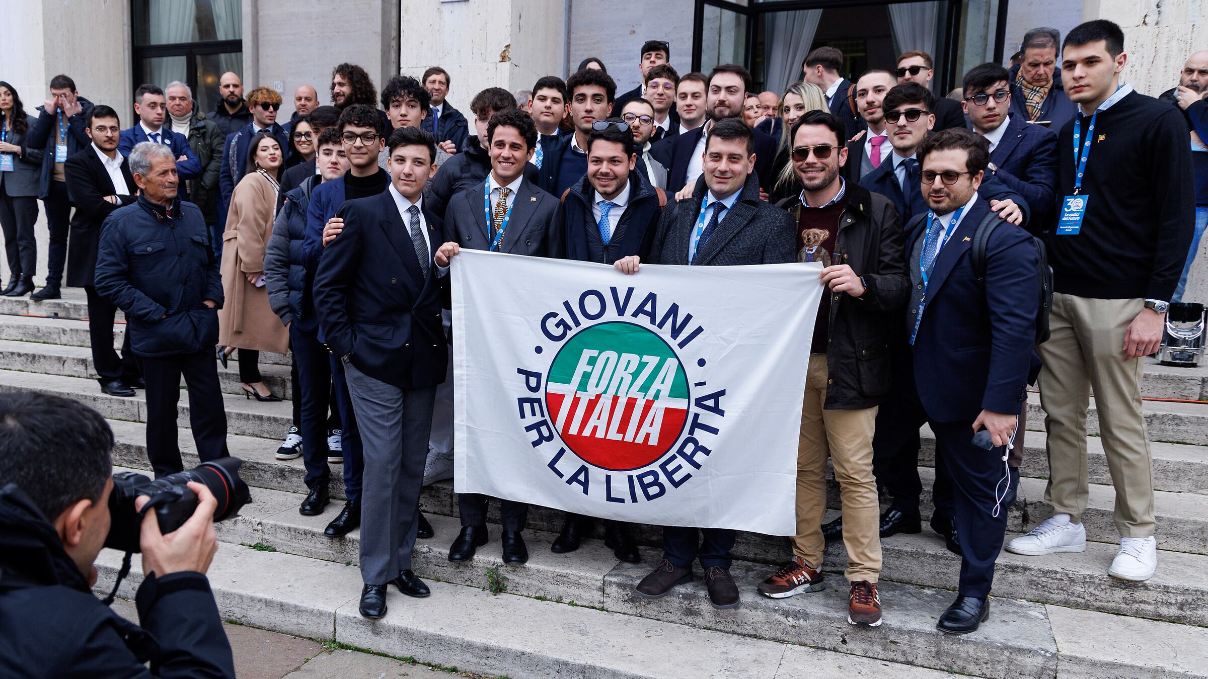 Dai fondatori ai baby nel segno del Cav. E per la prima volta parla dal palco Letta