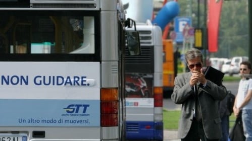 A caccia di malviventi sul bus: la storia del pensionato anti-crimine