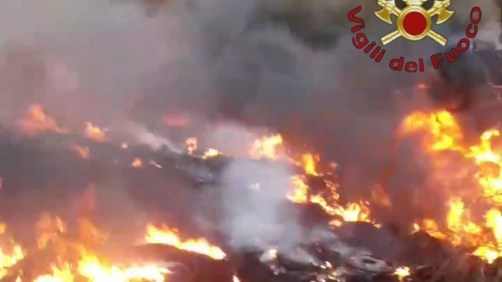 "Tenete le finestre chiuse". Allarme ad Ardea: a fuoco una discarica abusiva di 5mila mq