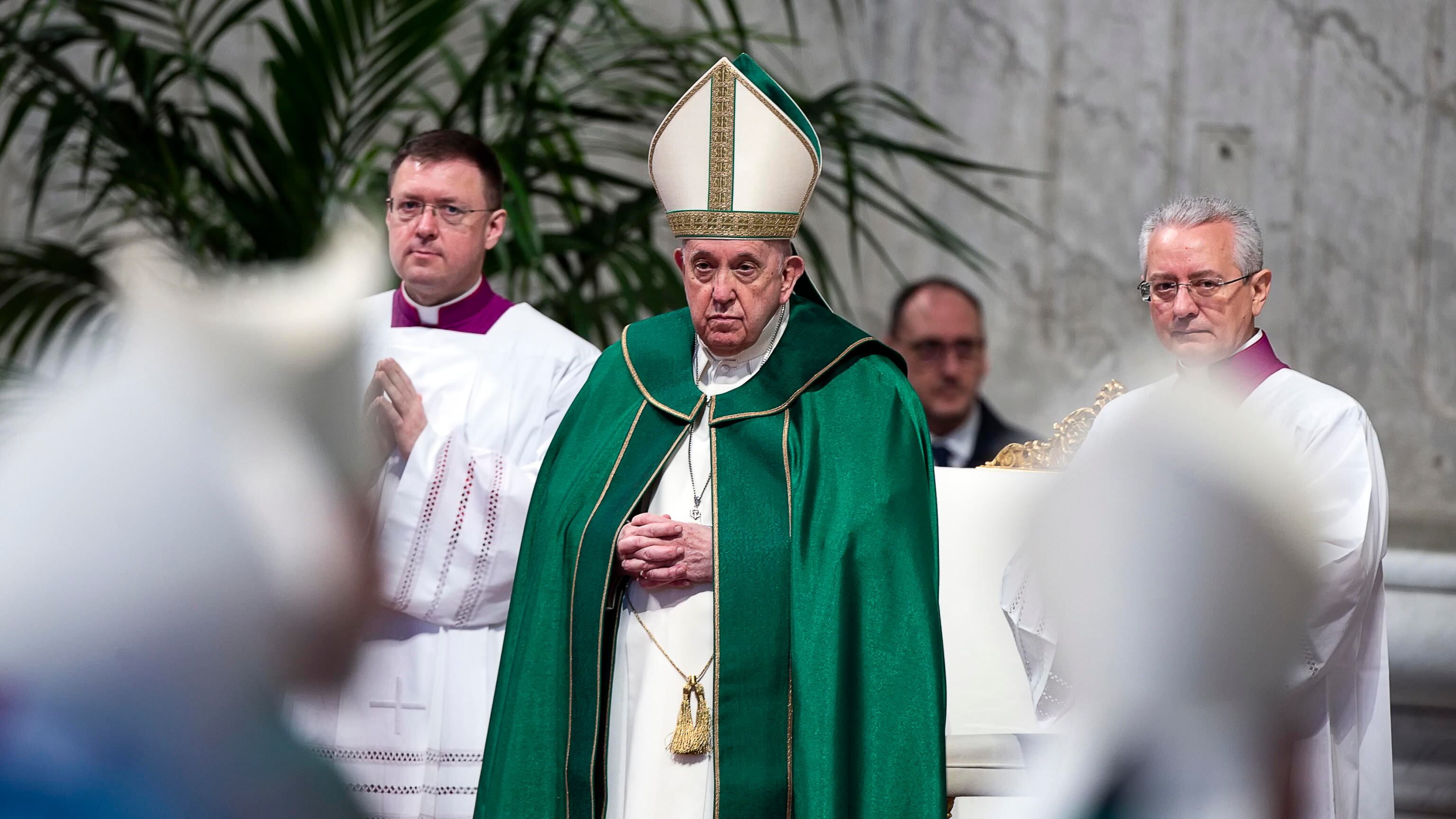 "Costa oltre 4 milioni di euro". Bufera sull'altare per papa Francesco