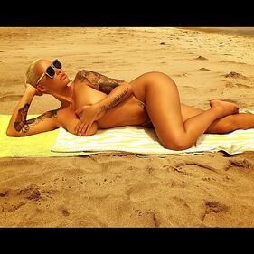 Amber Rose: nuda in spiaggia, posta i selfie su Instagram 2