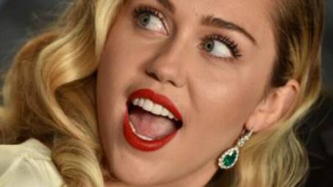 Miley Cyrus senza veli per la giornata del Cucciolo