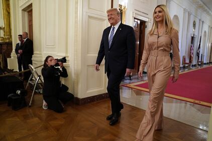Emergenza Coronavirus, Donald Trump ad un evento per sostenere le piccole imprese 4