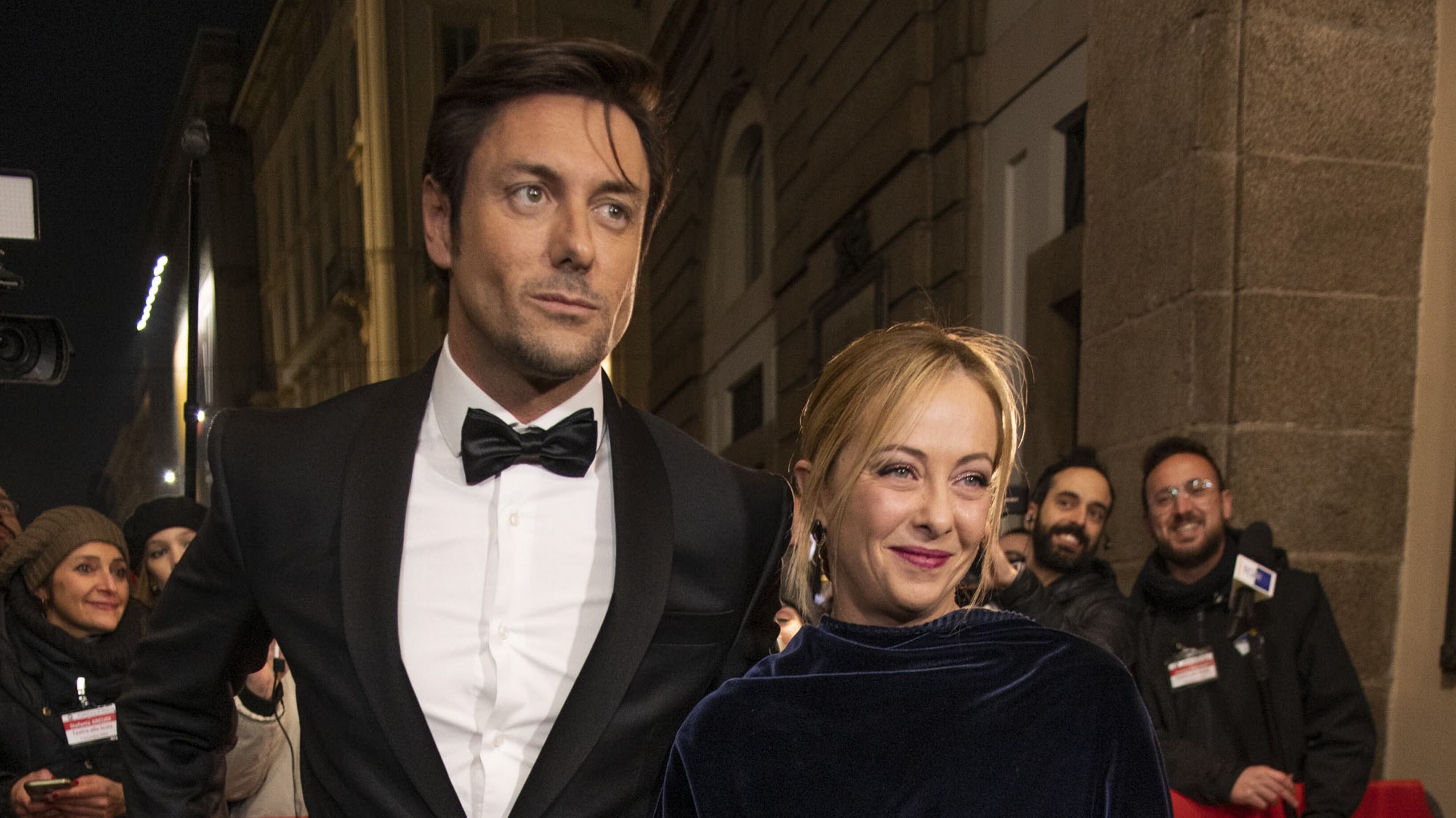 "A testa alta", "Solidarietà a Giorgia". Le reazioni politiche alla rottura Meloni-Giambruno