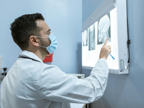 Tumori aggressivi tra i giovani: quali sono le forme in aumento e le cause