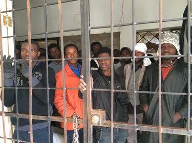 Nel centro di detenzione dove si ammassano ​decine di clandestini  4