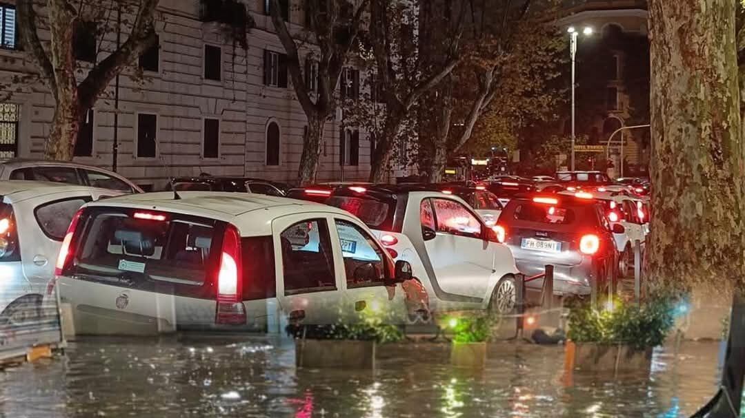Roma in tilt tra scioperi e bomba d'acqua. L'esasperazione dei cittadini