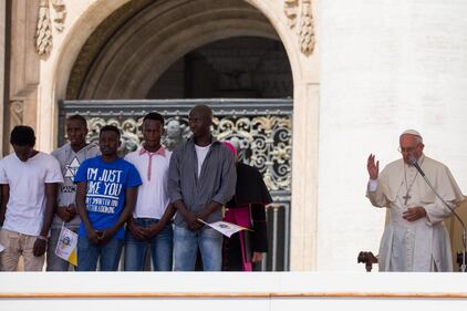 Papa Francesco con gli immigrati in San Pietro 4