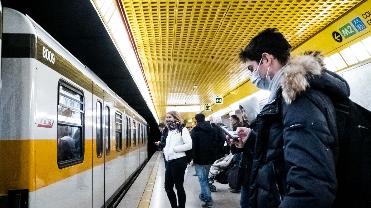 Roma, panico sulla metro A, rissa e scippo. Arrestato un uomo appena uscito dal carcere