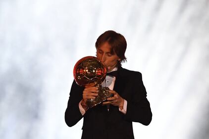 Luka Modric è il nuovo Pallone d'oro: ecco gli scatti alla cerimonia di premiazione 3