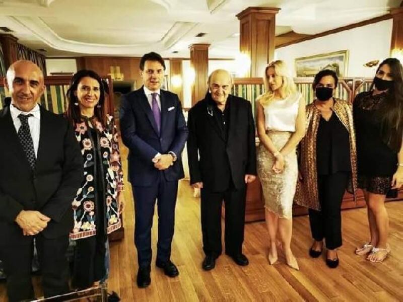 L'imbarazzo di palazzo Chigi per questa foto di Conte a cena