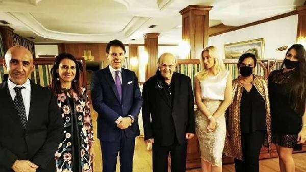 L'imbarazzo di palazzo Chigi per questa foto di Conte a cena