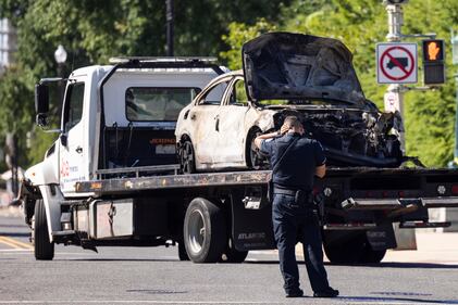 Auto si schianta contro i cancelli di Capitol Hill: suicida il conducente 2