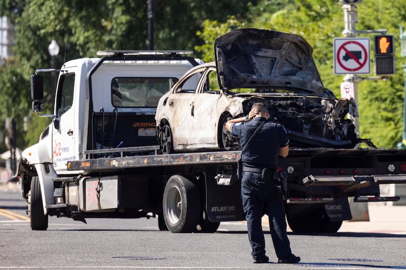 Auto si schianta contro i cancelli di Capitol Hill: suicida il conducente 2