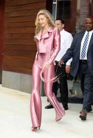 Jenner e Hadid, le sexy sorelle della moda 21